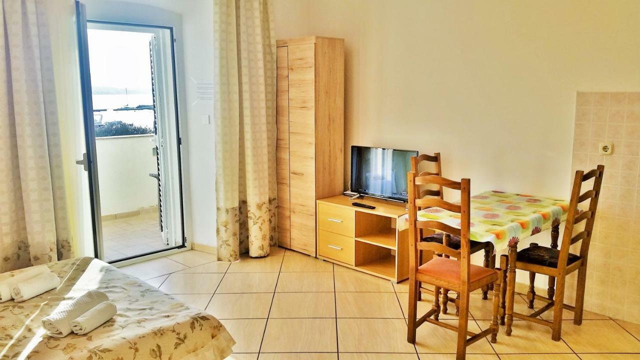 Obala Apartment & Studios Malinska Ngoại thất bức ảnh
